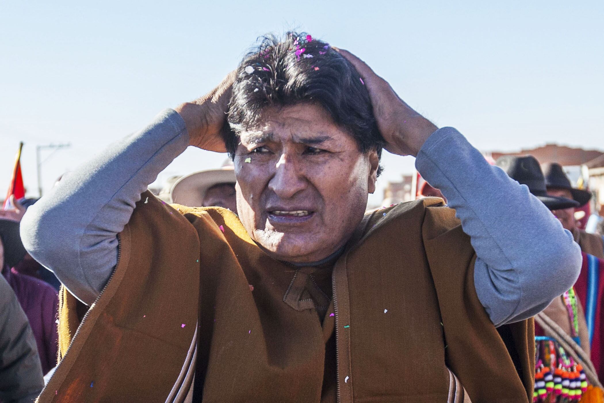 AME1309. BOGOTÁ (COLOMBIA), 04/10/2024.- Fotografía de archivo del 20 de septiembre de 2024 del expresidente Evo Morales, participando en una marcha rumbo a la ciudad de La Paz, en Patacamaya (Bolivia). El expresidente de Bolivia Evo Morales (2006-2019) se encuentra en el ojo de un huracán judicial después de que una fiscal fuera despedida porque, según ella, "iba a capturar" al exmantadario por un caso de "trata de personas" y dicha aprehensión fuera "desactivada" por una jueza una hora antes de su ejecución. EFE/ Esteban Biba ARCHIVO