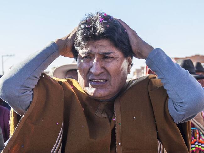 AME1309. BOGOTÁ (COLOMBIA), 04/10/2024.- Fotografía de archivo del 20 de septiembre de 2024 del expresidente Evo Morales, participando en una marcha rumbo a la ciudad de La Paz, en Patacamaya (Bolivia). El expresidente de Bolivia Evo Morales (2006-2019) se encuentra en el ojo de un huracán judicial después de que una fiscal fuera despedida porque, según ella, "iba a capturar" al exmantadario por un caso de "trata de personas" y dicha aprehensión fuera "desactivada" por una jueza una hora antes de su ejecución. EFE/ Esteban Biba ARCHIVO