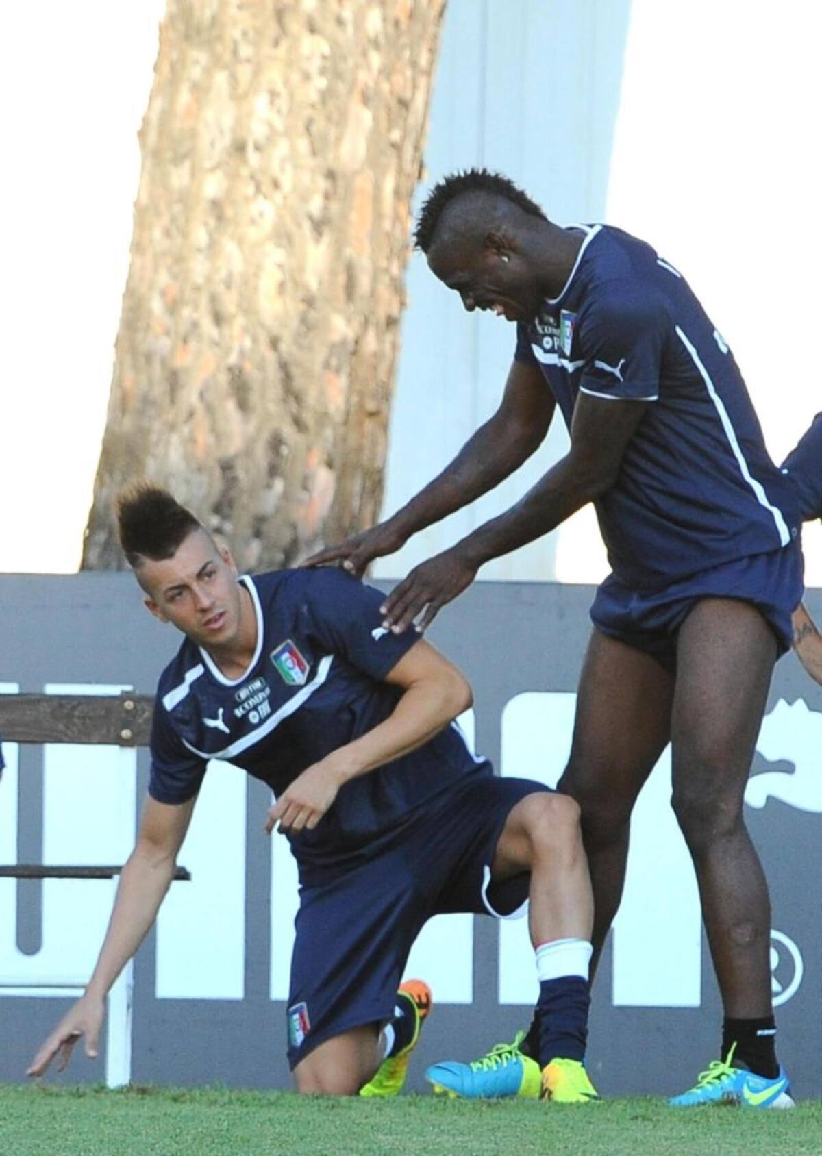 Balotelli y El Shaarawy durante el entrenameinto.