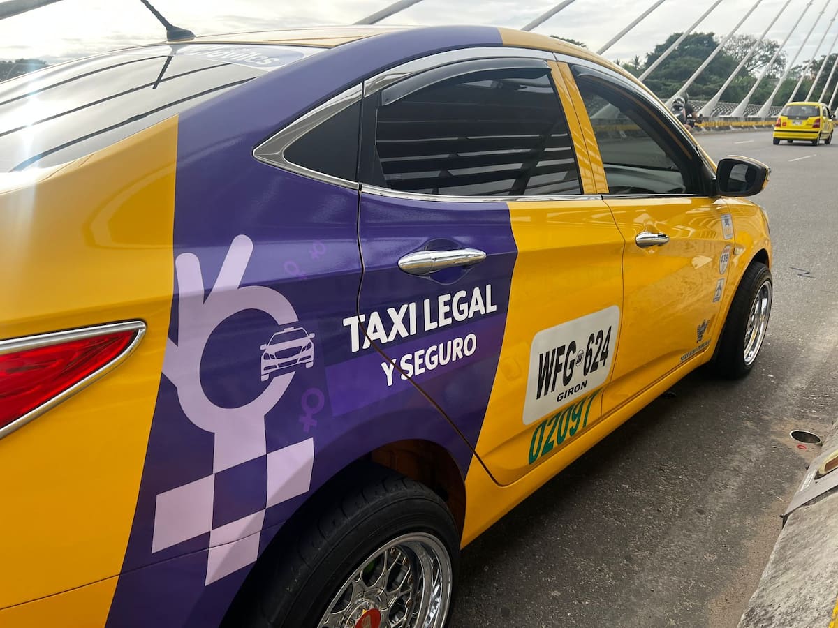 Llegan los taxis violetas a Bucaramanga