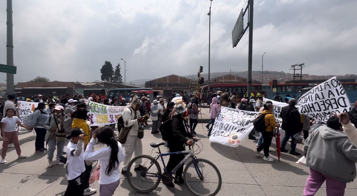 Manifestación indígena bloque la Autopista Sur.