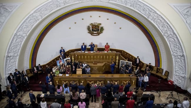 -FOTODELDÍA- AME4242. CARACAS (VENEZUELA), 24/08/2023.- Diputados y la nueva directiva del Consejo Nacional Electoral participan en una sesión en el hemiciclo de sesiones del Palacio Federal Legislativo de la Asamblea Nacional, hoy en Caracas (Venezuela). El nuevo Consejo Nacional Electoral (CNE) de Venezuela, designado este jueves por el Parlamento -de mayoría oficialista-, estará conformado por tres rectores chavistas y dos opositores, para un período de siete años. Los miembros del CNE fueron elegidos entre 104 candidatos, de los que salió el quinteto formado por los chavistas Elvis Amoroso, Rosalba Gil y Carlos Quintero, y los opositores Aime Nogal y Juan del Pino. EFE/ Miguel Gutiérrez