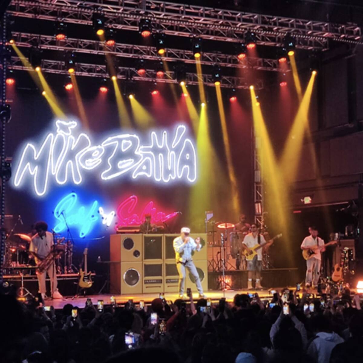Mike Bahía paso por Colombia con su tour “Surf n’ Salsa” y un show inolvidable en Bogotá
