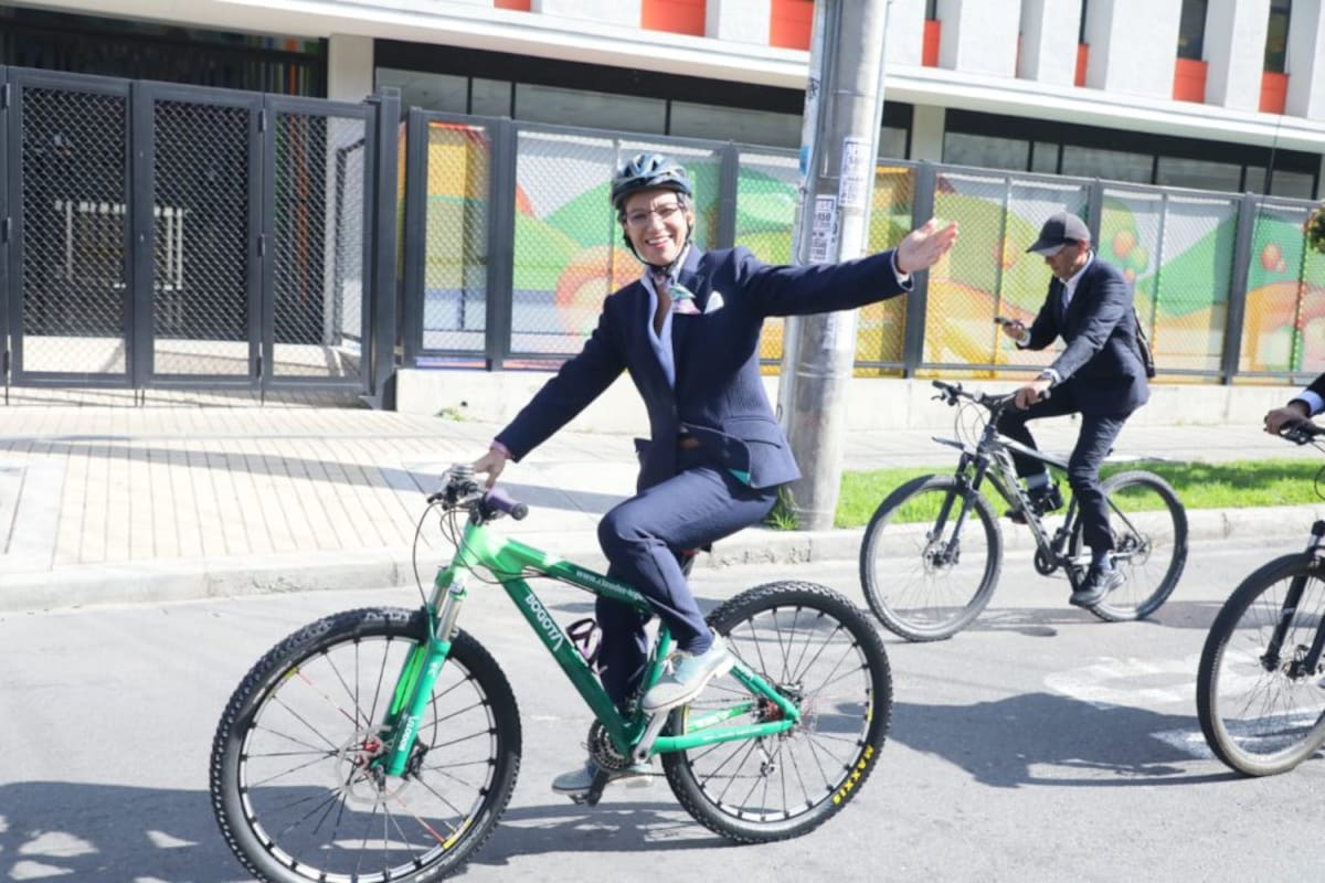 La nueva alcaldesa disfrutando de su recorrido en bicicleta antes de llegar al Parque Simón Bolívar. 