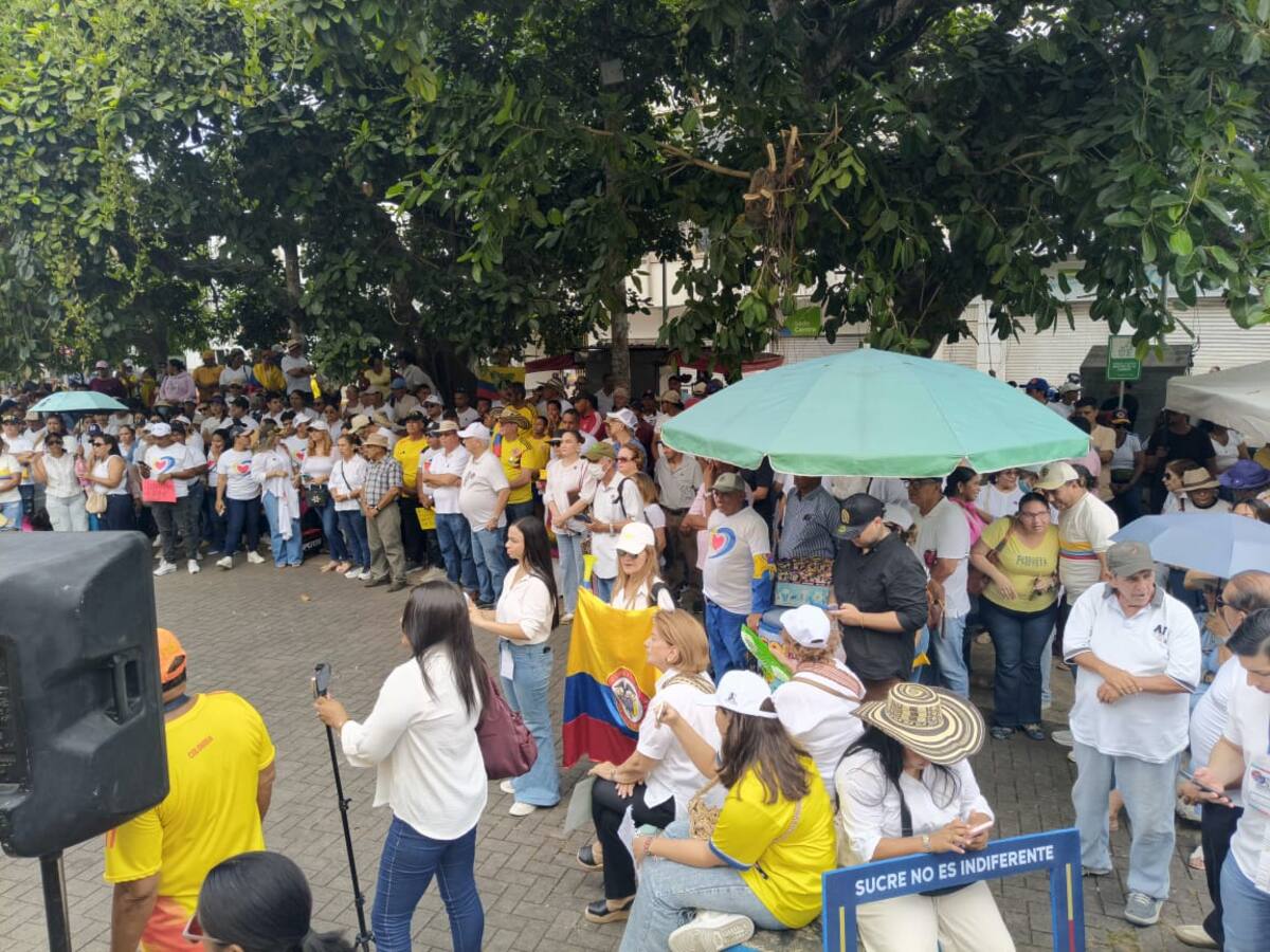 Cientos de sucreños se manifiestan en apoyo a Álvaro Uribe en la Plaza Olaya Herrera de Sincelejo