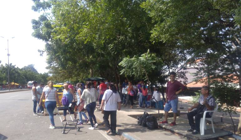 Venezolanos salen de su país ante la crisis social