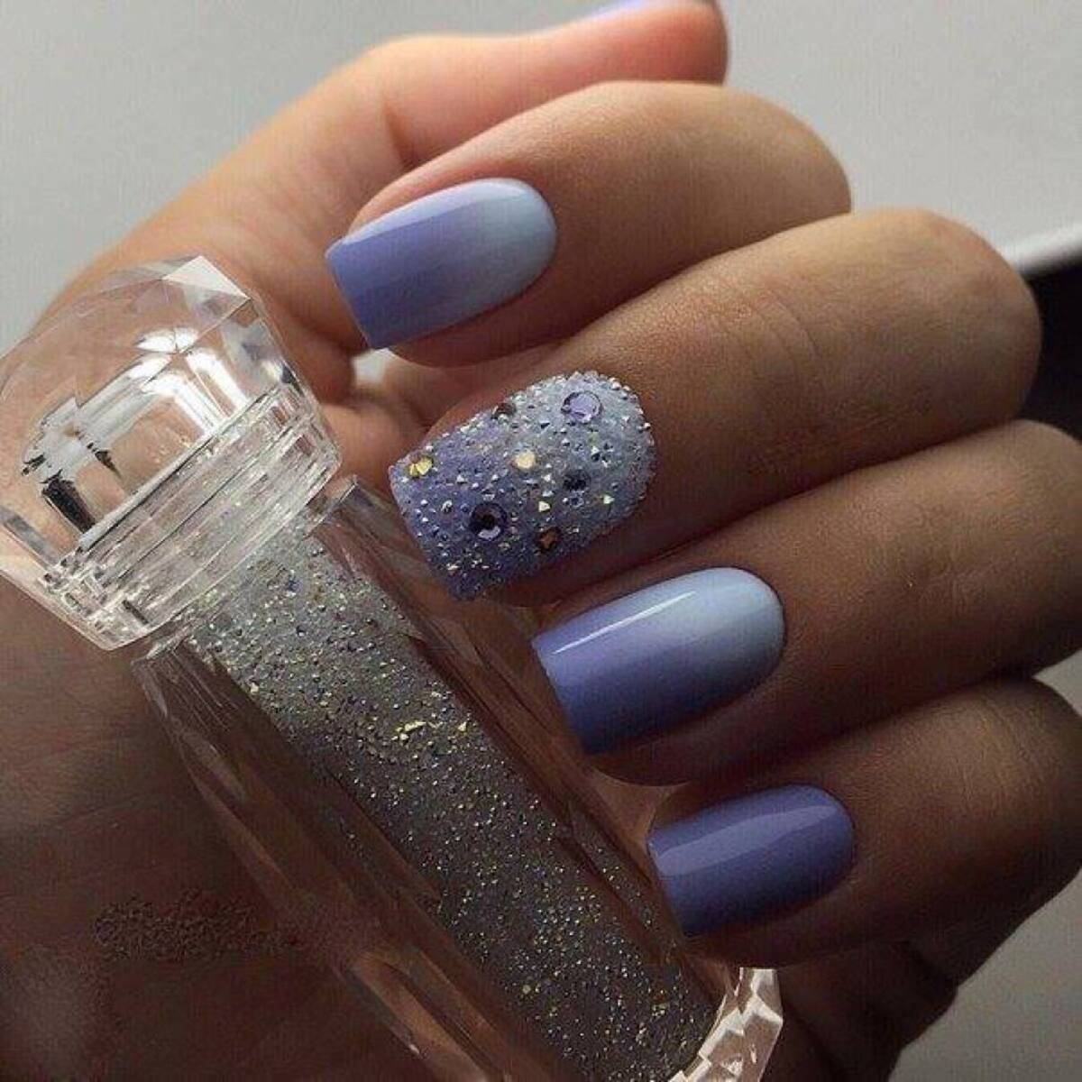 Existen diferentes estilos en decoración de uñas como las de porcelana y acrílico, gel y esmalte permanente. 