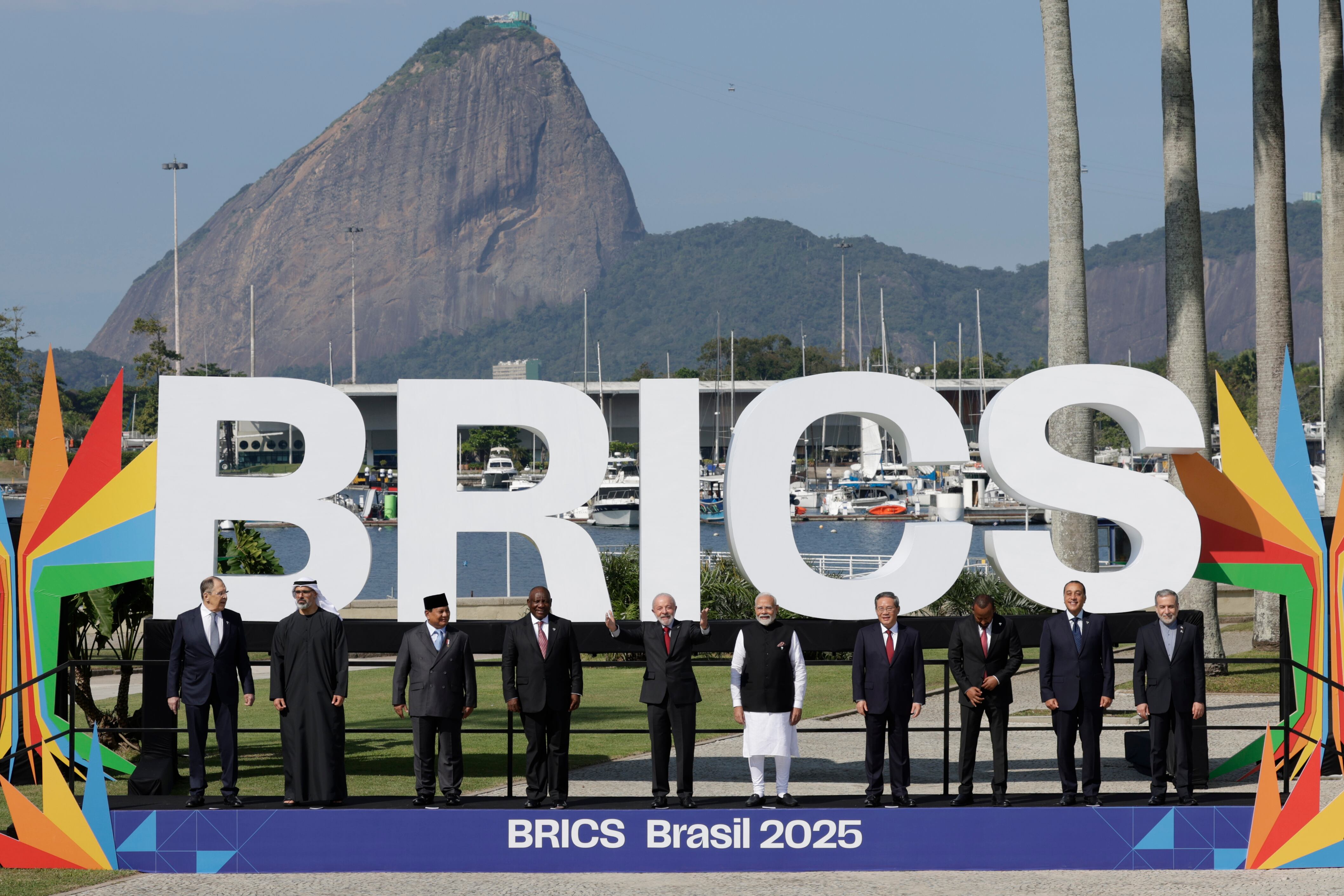 De izquierda a derecha el ministro de Relaciones Exteriores de Rusia Sergey Lavrov, el príncipe herdero de Abu Dhabi Khalid bin Mohamed bin Zayed al Nahyan, el presidente de Indonesia, Prabowo Subianto, el presidente de Sudáfrica, Cyril Ramaphosa, el presidente de Brasil, Luiz Inácio Lula da Silva, el primer ministro de la India, Narendra Modi, el primer ministro de China, Li Qiang, el primer ministro de Etiopía, Abiy Ahmed, el primer ministro de Egipto, Mostafa Madbouly y el ministro de Asuntos Exteriores de Irán, Abbas Araghchi, posan durante la apertura de la cumbre de los BRICS este domingo en Río de Janeiro (Brasil). EFE/Andre Coelho