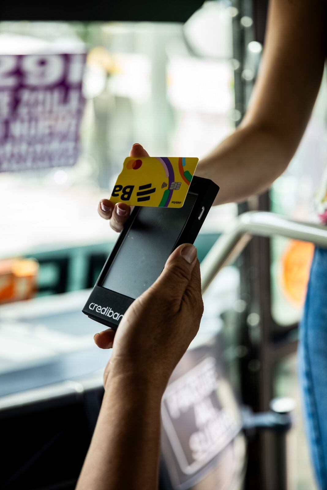 Piloto de pagos abiertos con tarjeta en buses del sistema Metro. Foto: Metro de Medellín.