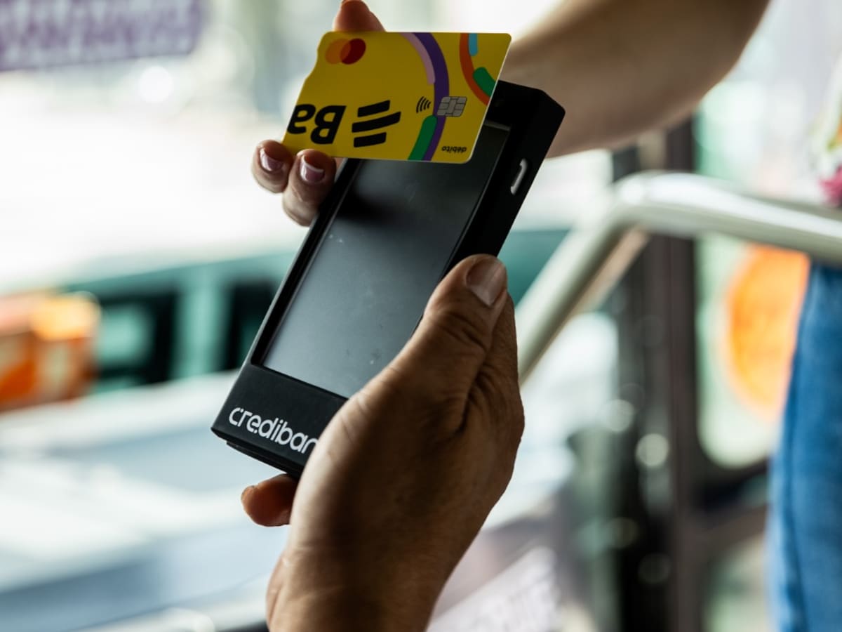 Medellín lanza piloto de pagos abiertos con tarjeta en buses del sistema Metro