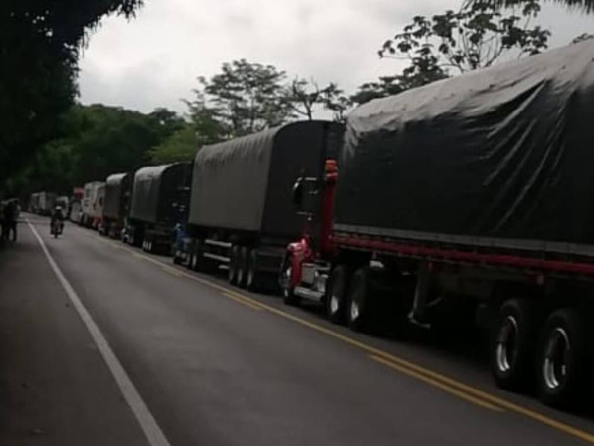 Bloqueo en vías del Cesar mantienen represada carga de camioneros
