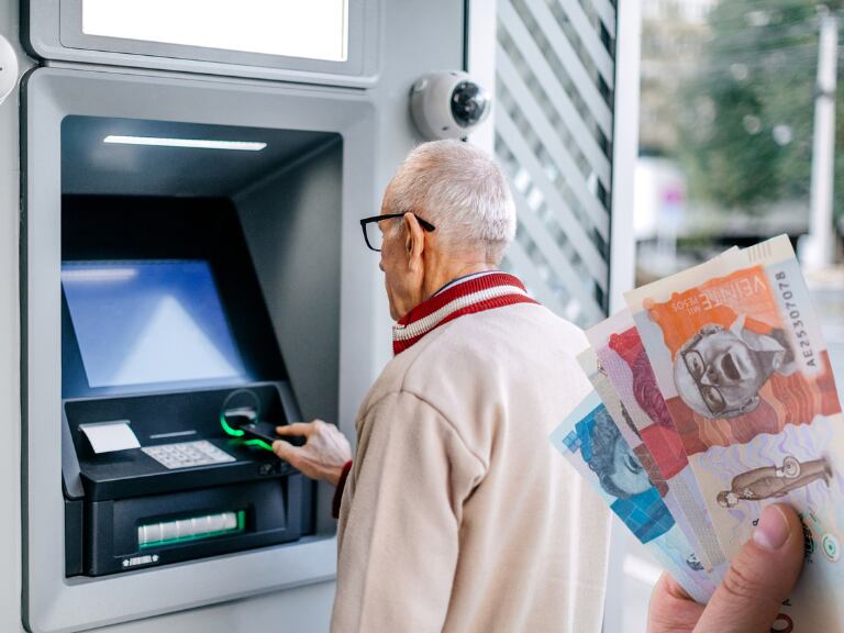 Señor pensionado sacando dinero del cajero, imagen realizadas con fotos de Getty Images - Caracol Radio