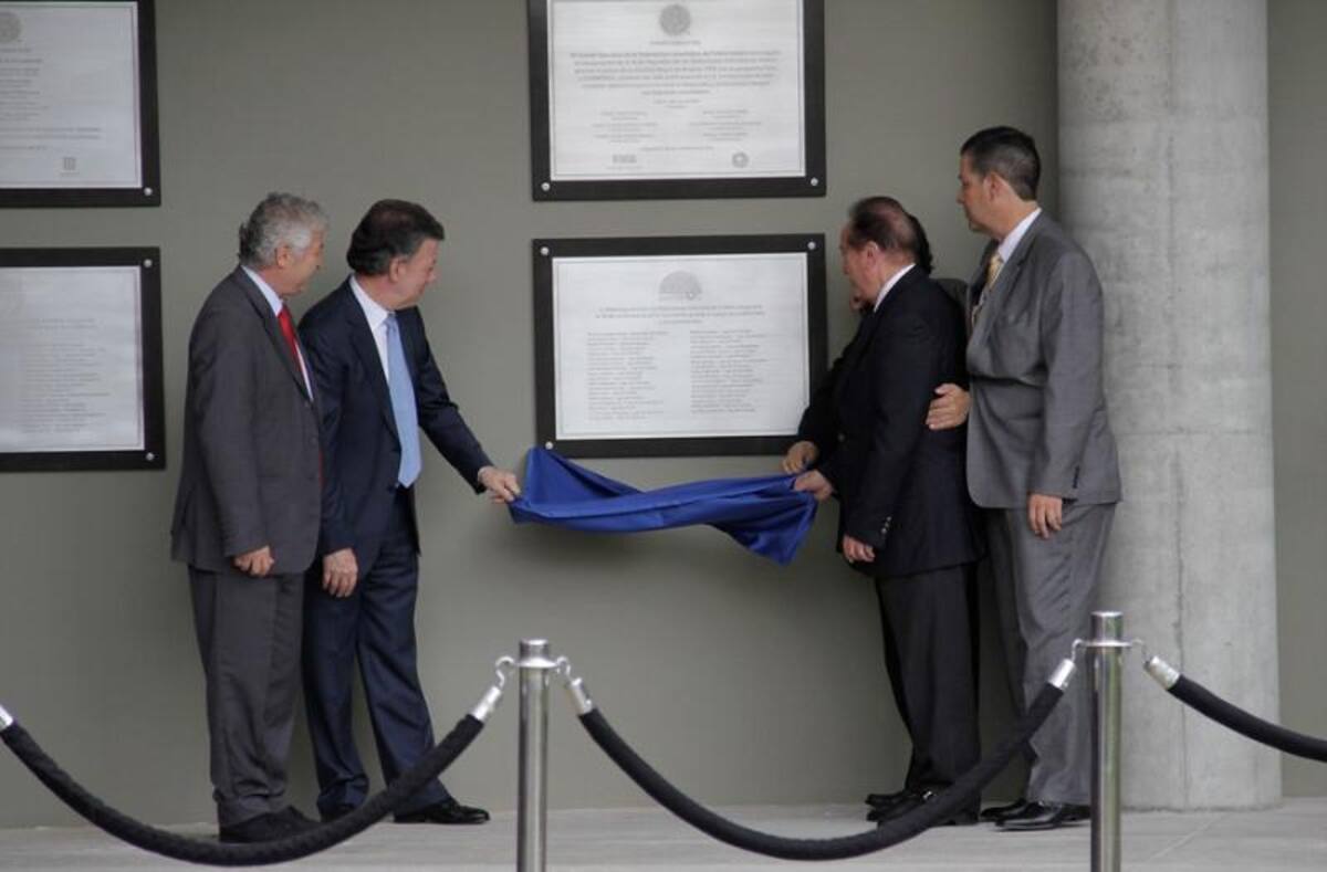 Inauguración de las placa conmemorativas por el presidente Juan Manuel Santos, presidente de Conmebol, Eugenio Figueredo y presidente de Fedefútbol, Luis Bedoya.