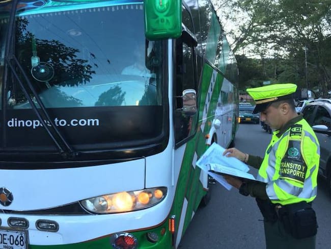 Autoridades realizan controles en buses de Turismo