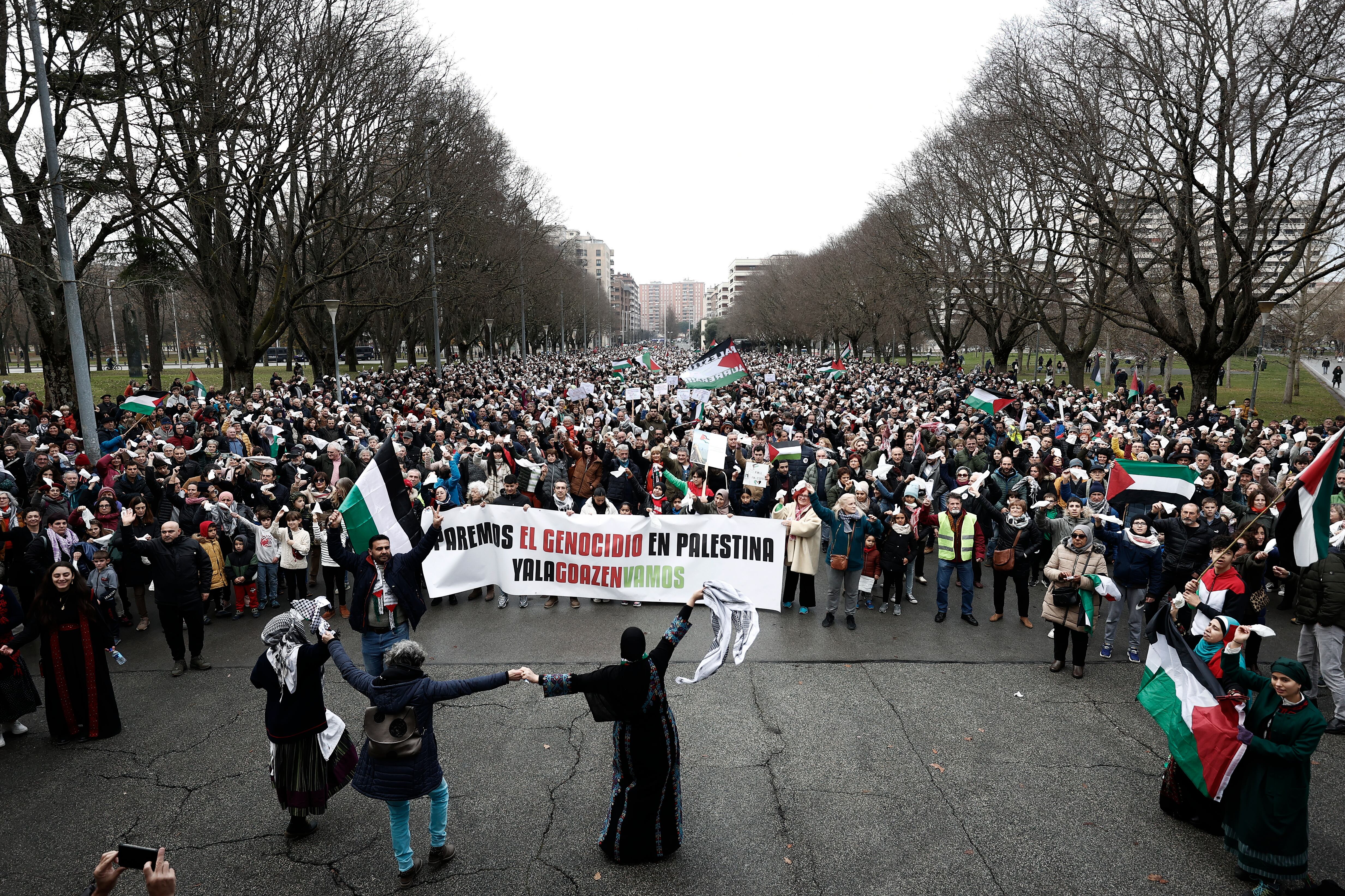 -FOTODELDÍA- PAMPLONA, 30/12/2023.- Miles de personas han pedido este sábado en las calles de Pamplona el fin de la guerra en Palestina y de la "limpieza étnica" planeada por el movimiento sionista hace más de un siglo. Lo han dicho los convocantes, la iniciativa "Yala, Nafarroa con Palestina" (integrada por más de cien colectivos entre sindicatos, partidos, organizaciones de Derechos Humanos y asociaciones de diversa índole), en el comunicado leído al final de la manifestación convocada en Pamplona, a la que han asistido 8.000 personas según la delegación del Gobierno y 10.000 según los organizadores.EFE/ Jesús Diges