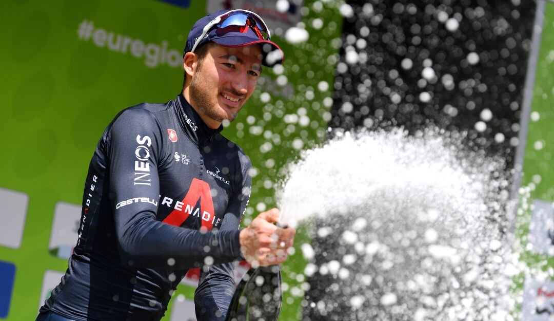 Gianni Moscon festeja su victoria en la tercera etapa del Tour de Los Alpes.