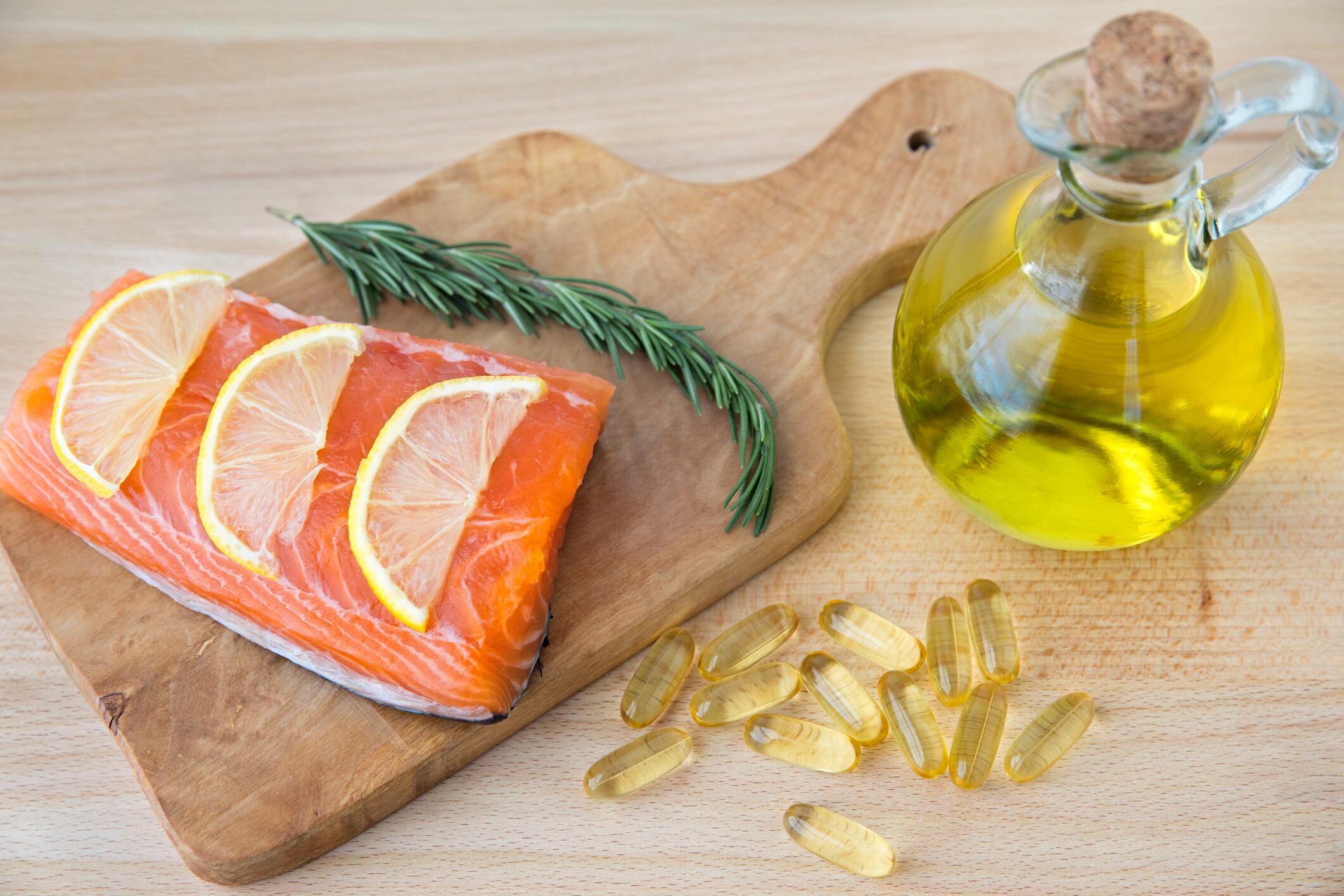 Omega-3 en cápsulas y aceite de pescado sobre una mesa, imagen de referencia // Getty Images