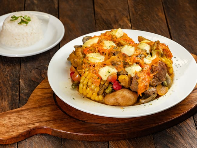 Cocido boyacense acompañado de una porción de arroz - Foto Vía Getty images