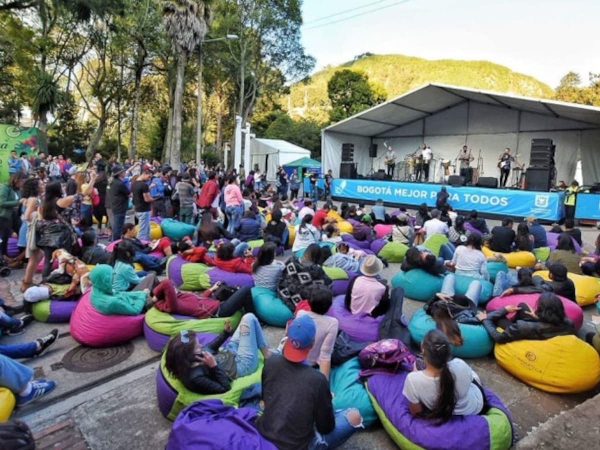 Más de 8.000 personas asistieron a la maratón de lectura bajo los árboles