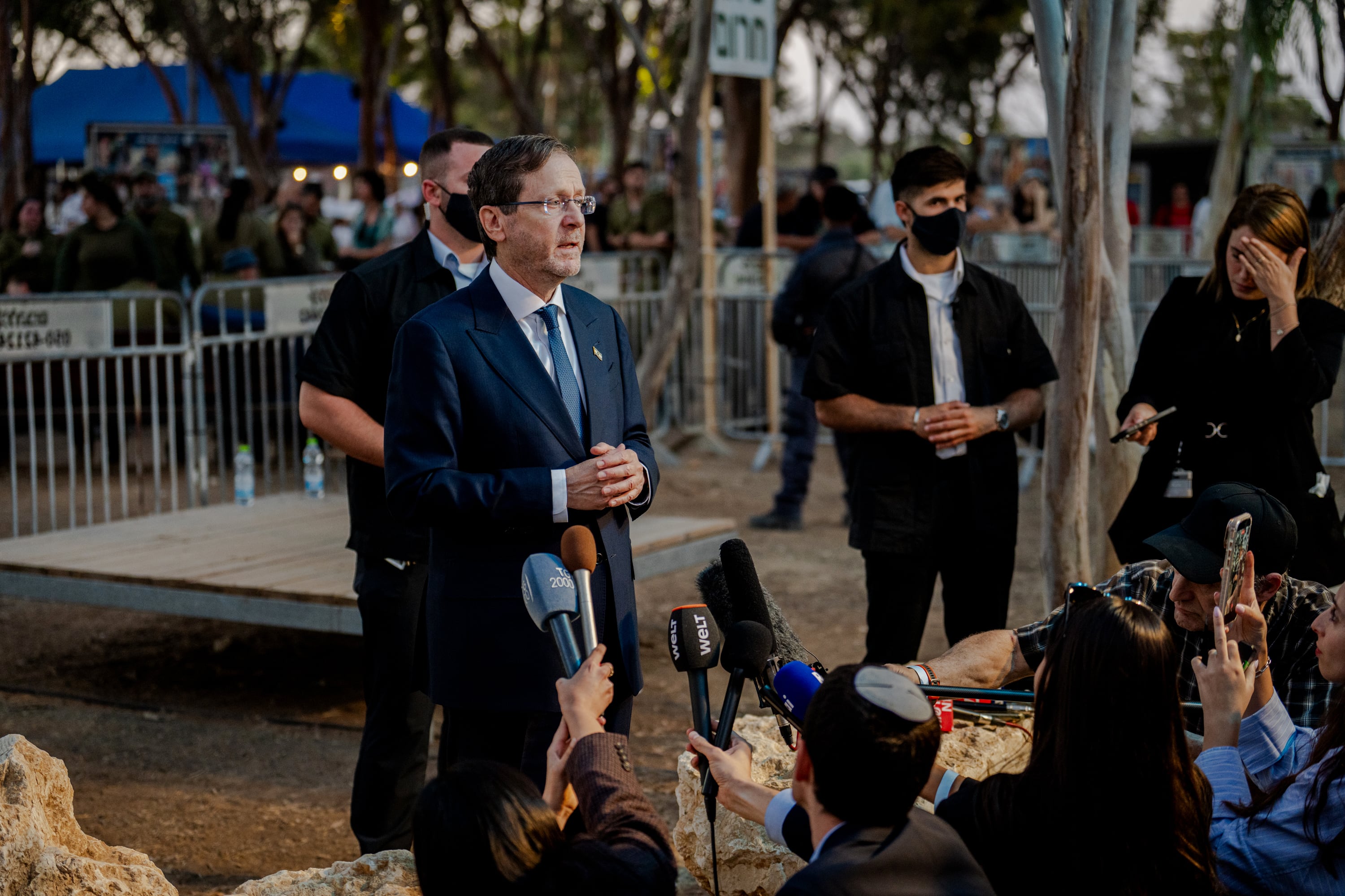 RE'IM, ISRAEL - OCTOBER 7: Israeli President Isaac Herzog speaks to reporters during a media briefing at the Nova music festival site as Israel marks the third anniversary of the Oct. 7th 2023 attacks on October 7, 2026 in Re'im, Israel. Imagen tomada de Getty Imagenes (Crédito: Erik Marmor / Fotógrafo autónomo)