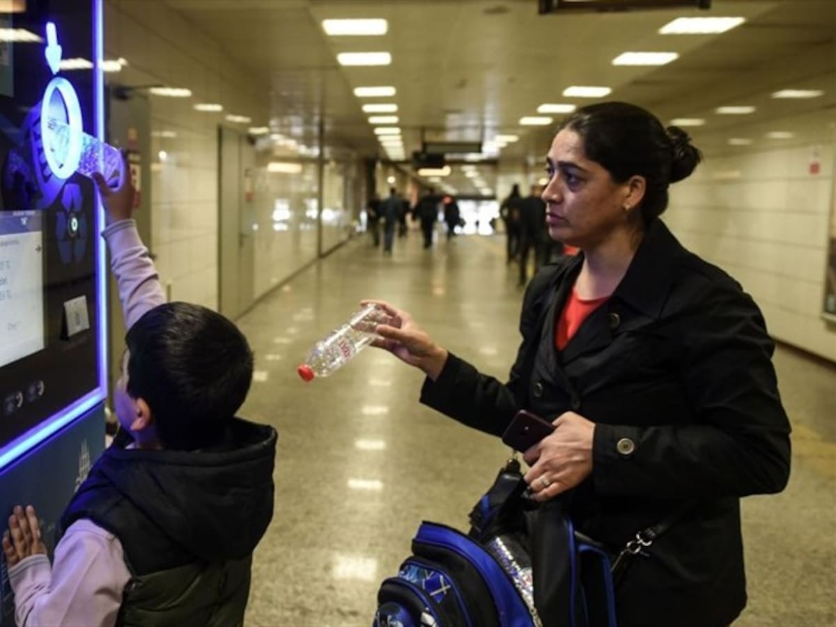 Pasajeros de buses de Guayaquil podrán cambiar botellas de plástico por pasajes