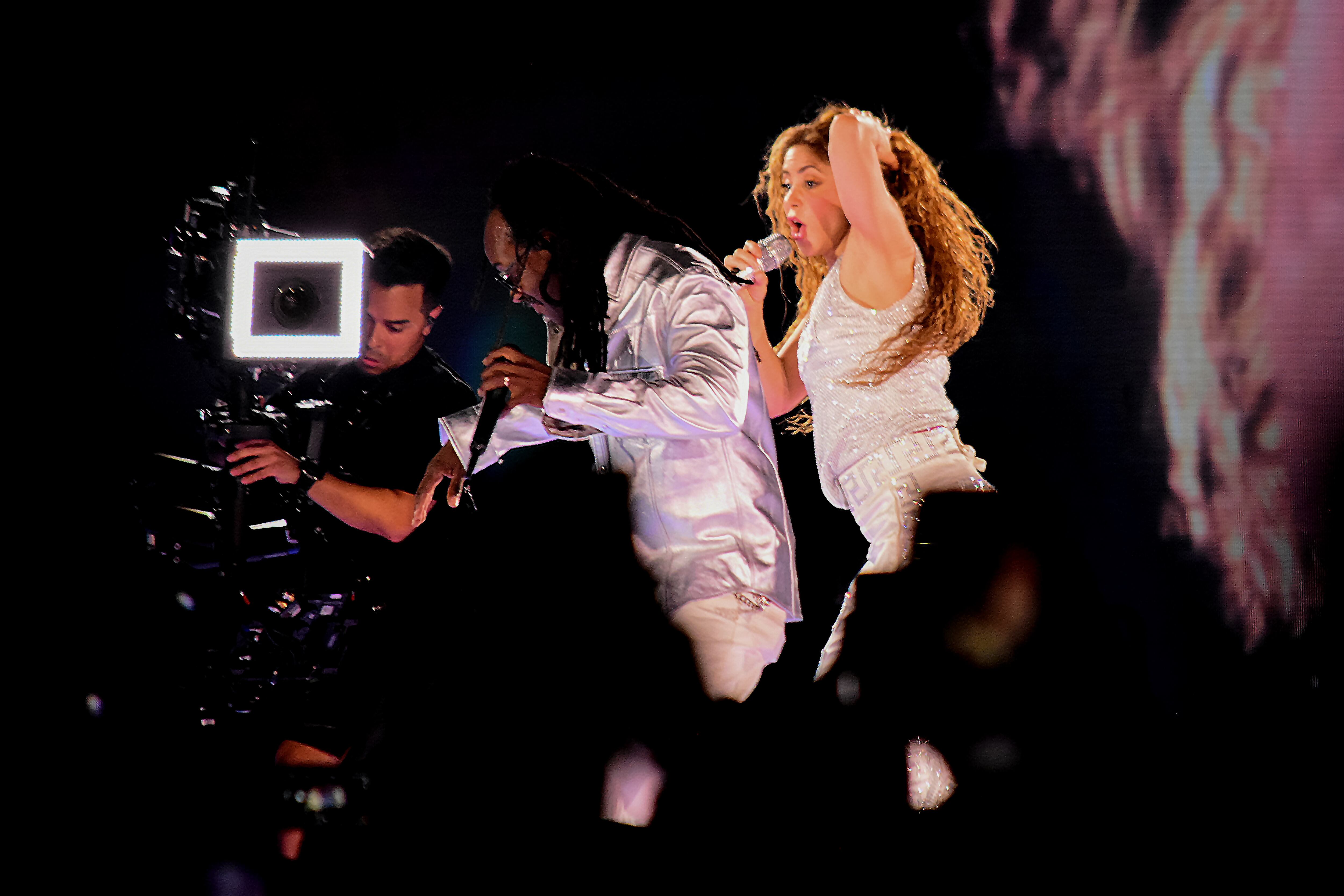 AME1852. BARRANQUILLA (COLOMBIA), 21/02/2025.- La cantante colombiana Shakira se presenta este jueves, en el estadio Metropolitano Roberto Meléndez en Barranquilla (Colombia). Shakira presentó el primero de los dos conciertos que la artista dará en su ciudad natal como parte de la gira 'Las mujeres ya no lloran'. EFE/ Aleidys Coll