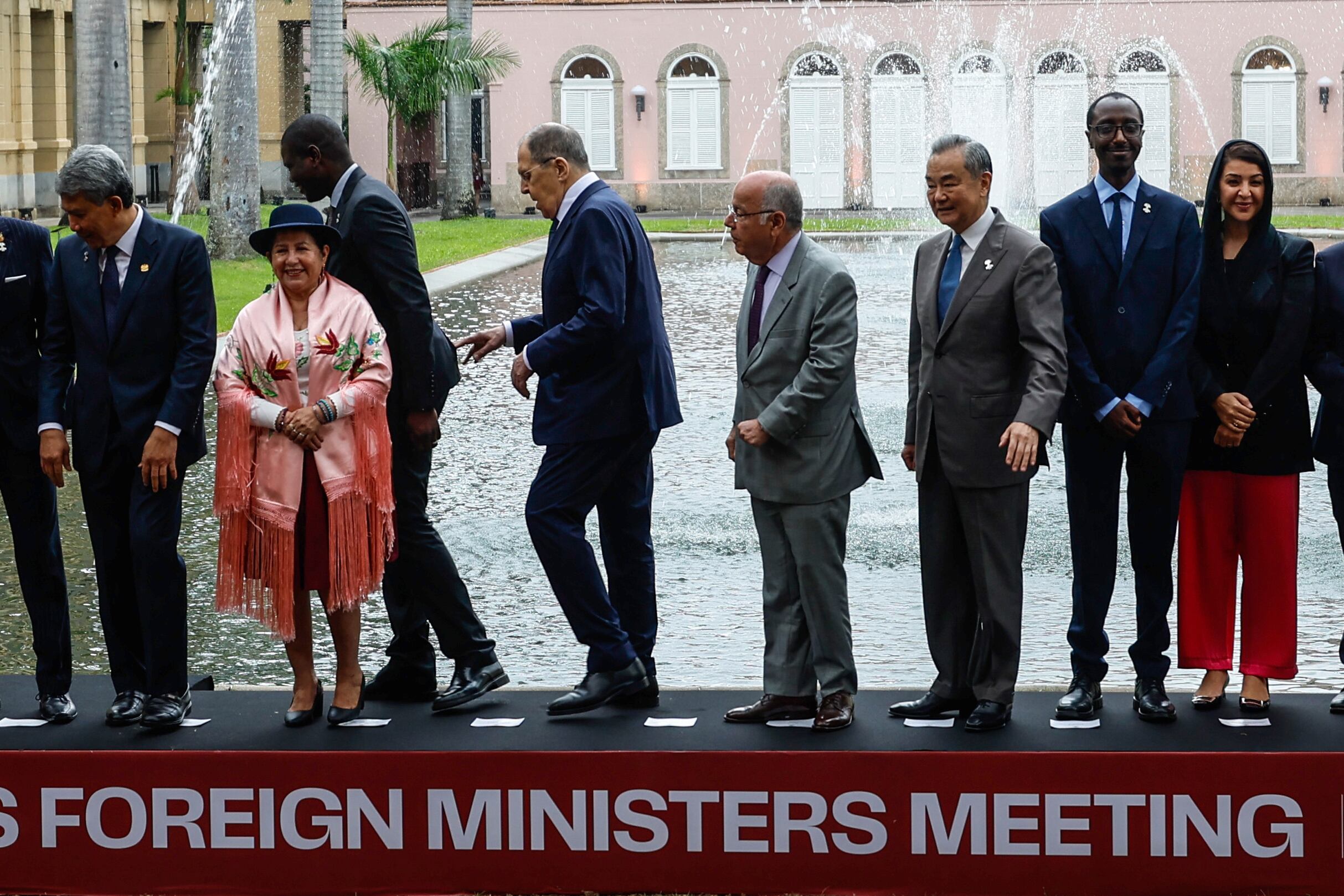 AME3566. RÍO DE JANEIRO (BRASIL), 29/04/2025.- Los cancilleres de los países miembros y invitados de los BRICS, posan para una foto este martes, en el Palacio de Itamaraty, Río de Janeiro (Brasil). Los cancilleres del BRICS discutirán en la sesión final de su cita en Río de Janeiro, la importancia del sur global en el multilateralismo, en una reunión ampliada en la que participarán, por primera vez, los países asociados. EFE/ Antonio Lacerda