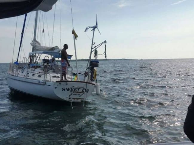 Guardacostas brinda asistencia a un velero en Islas del Rosario