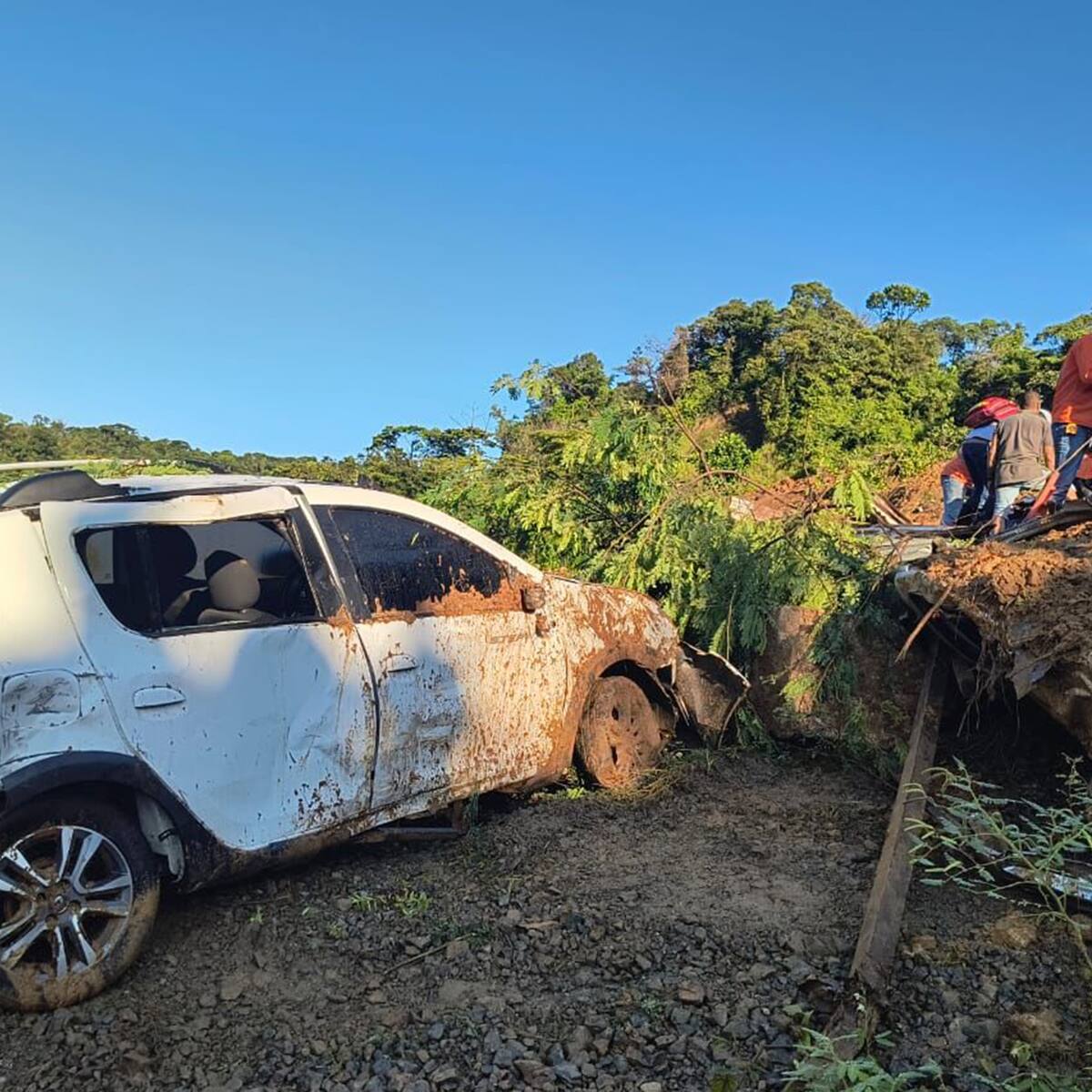 Cifra de fallecidos por derrumbe en vía Quibdó-Medellín aumentó a 33