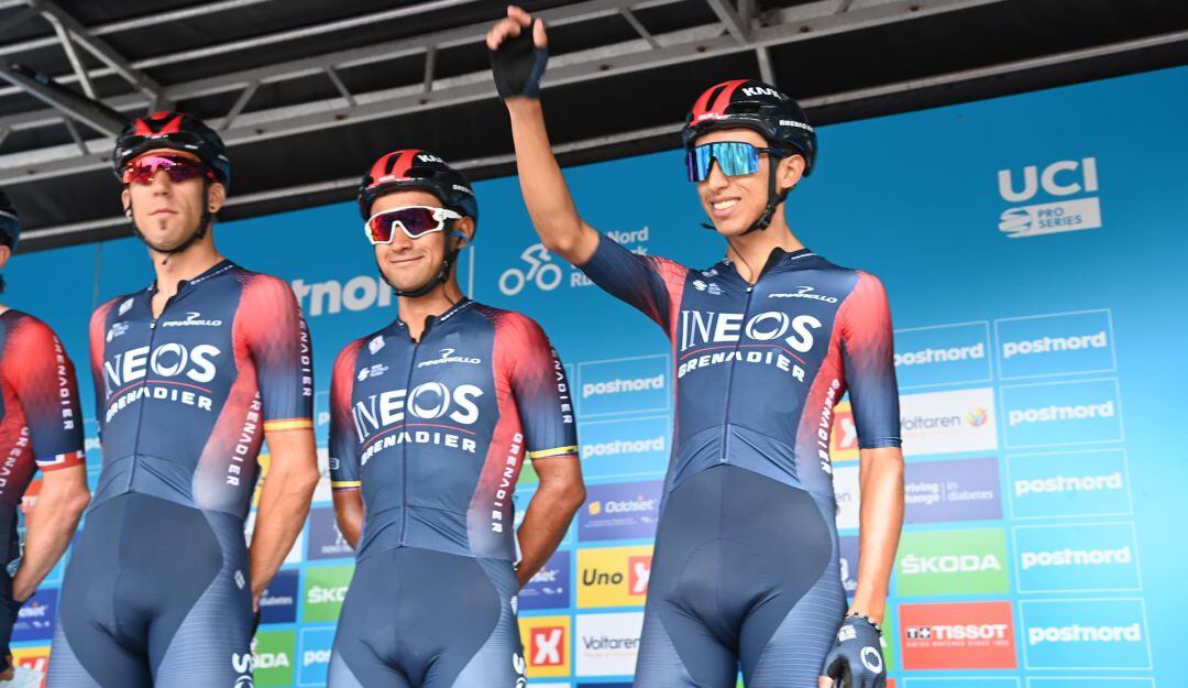 Egan Bernal saluda a los aficionados daneses, previo al inicio de la primera etapa.