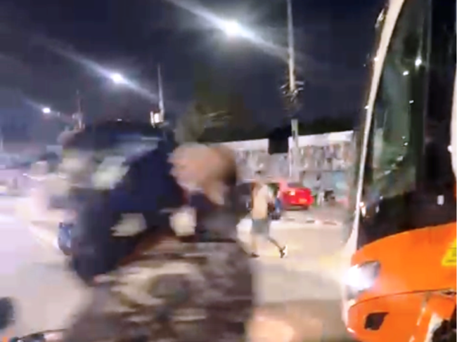 Un muerto y un herido dejó siniestro de una motocicleta con un bus de TransCaribe