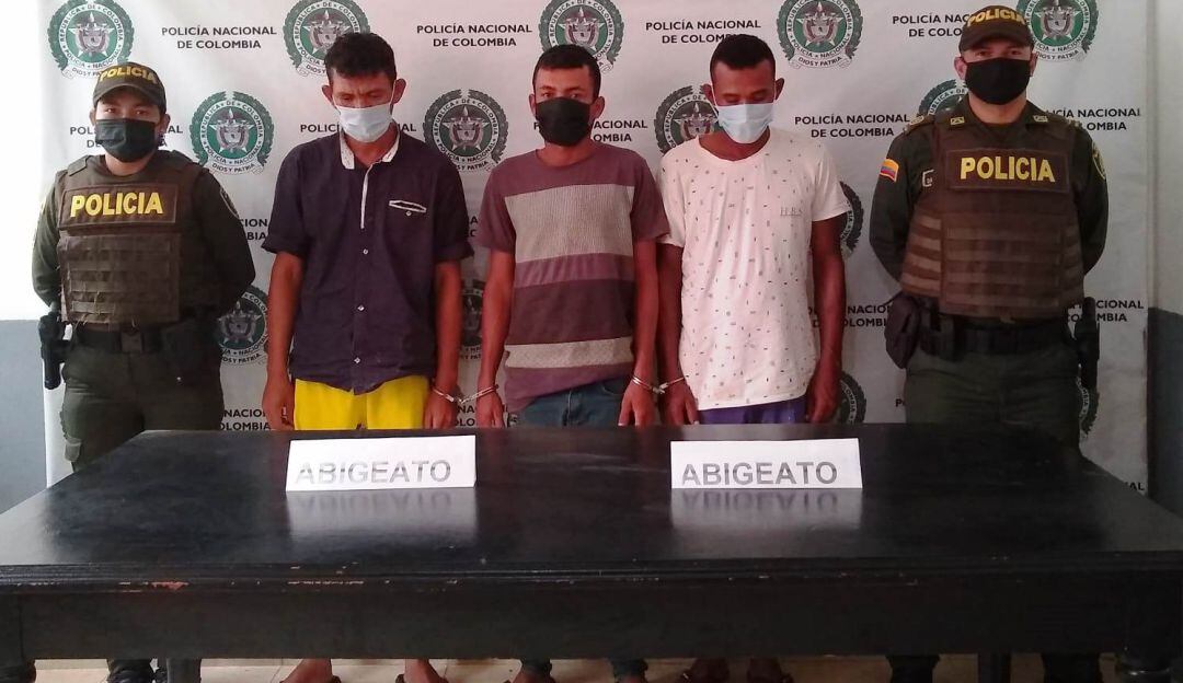 Los capturaron cuando bajaban de una canoa tres bovinos que habían sido denunciados como robados