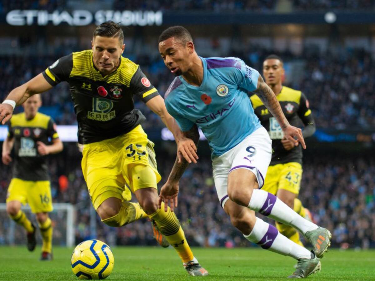 ¿Coronavirus? Southampton y Manchester City se divierten jugando triqui