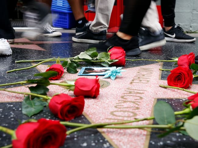 Lo que encontró este hombre al recorrer la tumba de Michael Jackson