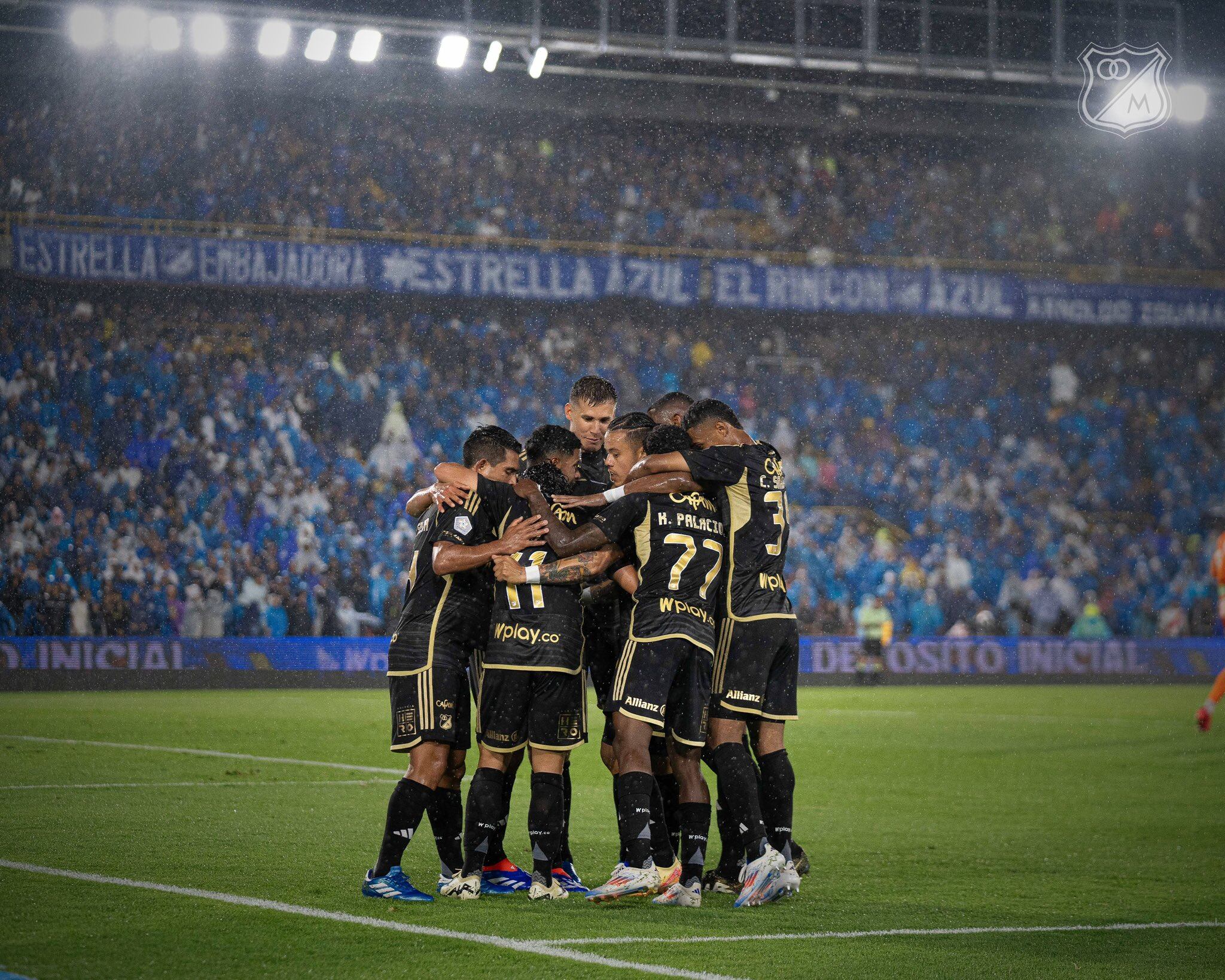 Los jugadores de Millonarios celebran el gol de Daniel Mantilla / Twitter: @MillosFCOficial.