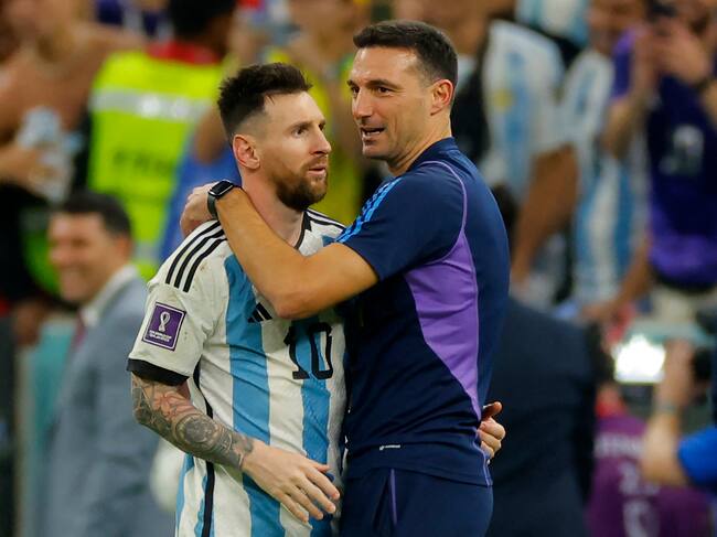 Lionel Messi junto a Lionel Scaloni en Qatar 2022. (Photo by Odd ANDERSEN / AFP) (Photo by ODD ANDERSEN/AFP via Getty Images)
