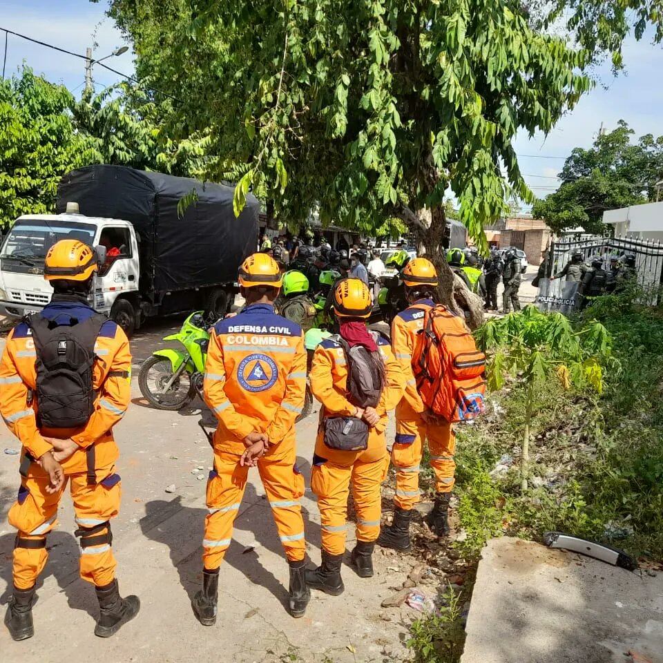 Miembros de la Defensa Civil acompañando el operativo de traslado de varios internos