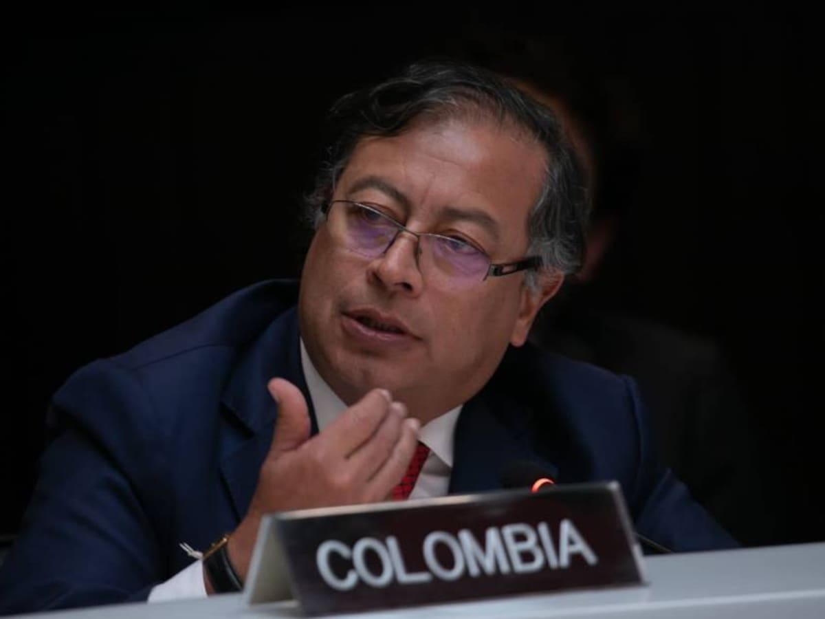 Críticas a reacción de Petro sobre rechazo a nueva Constitución en Chile