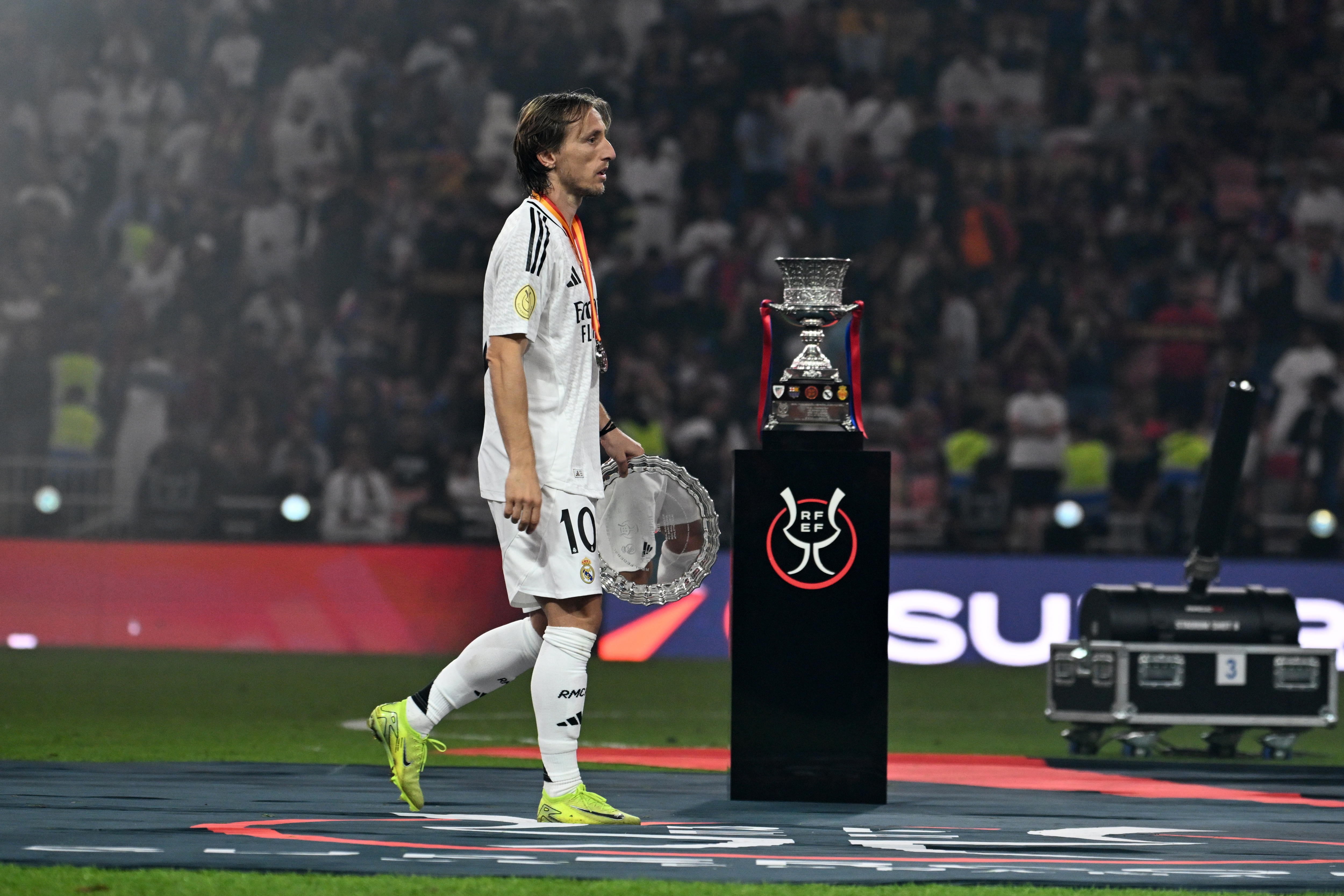 Luka Modric durante la premiación de la Supercopa de España. EFE/EPA/STR
