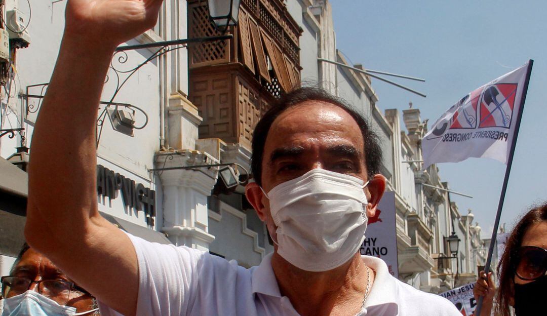 Yonhy Lescano porpone tratar la COVID-19 con aguardiente