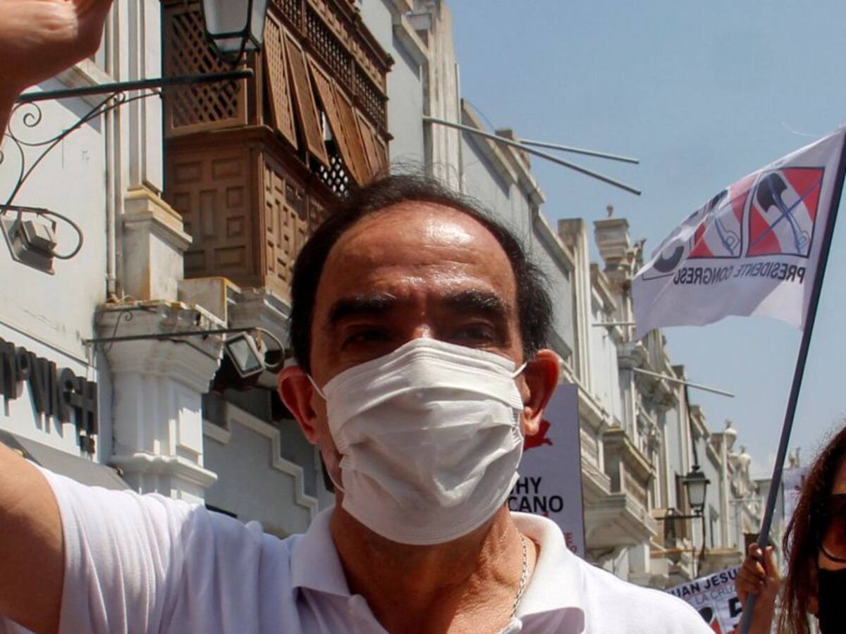 Candidato presidencial en Perú insiste tratar la COVID-19 con aguardiente