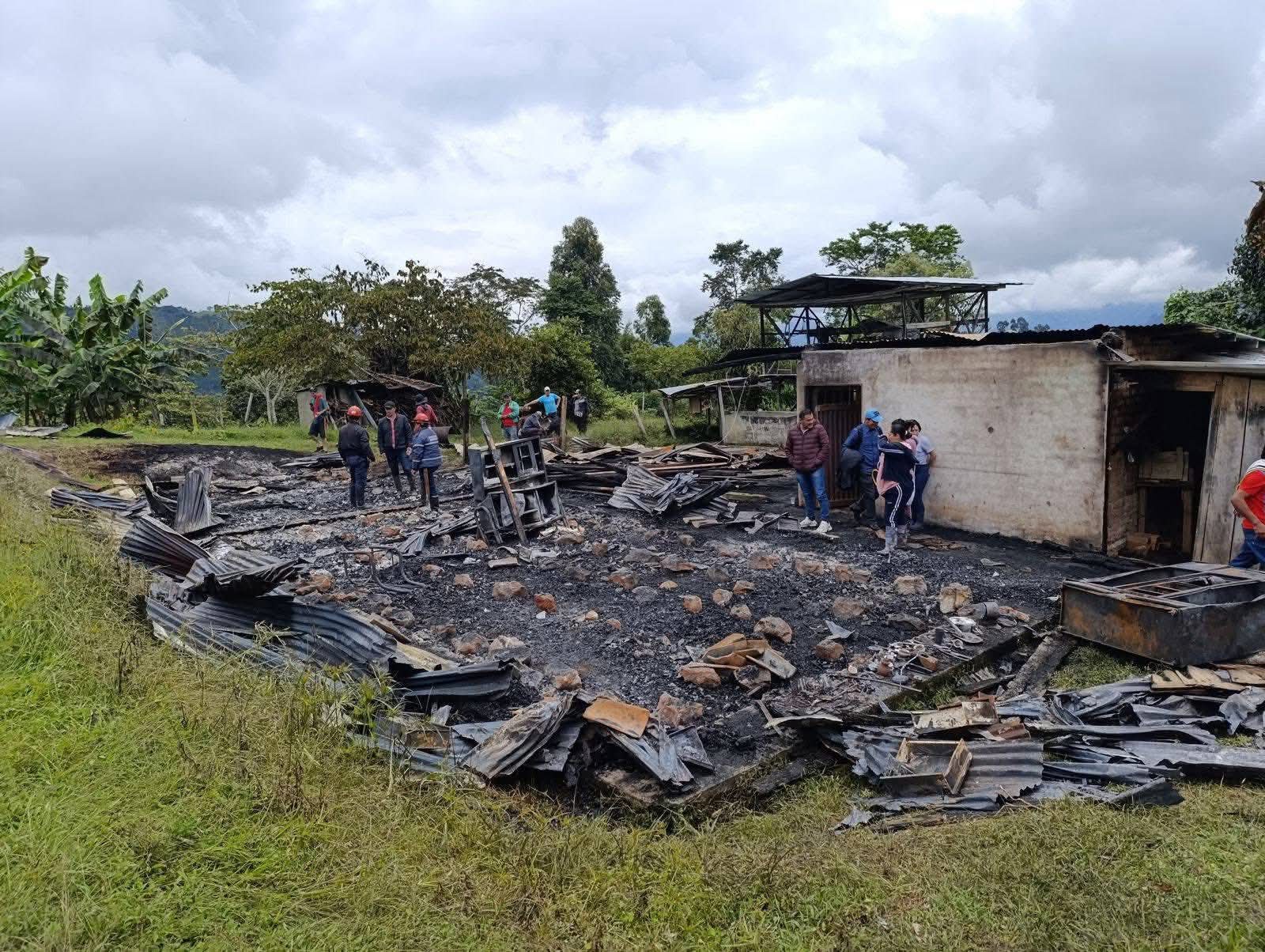 Una vivienda de madera resultó completamente destruida en la vereda El Pensil, en el municipio de La Argentina, Huila, tras un incendio provocado presuntamente por la caída de un rayo durante las lluvias recientes. Afortunadamente no se reportaron personas lesionadas.