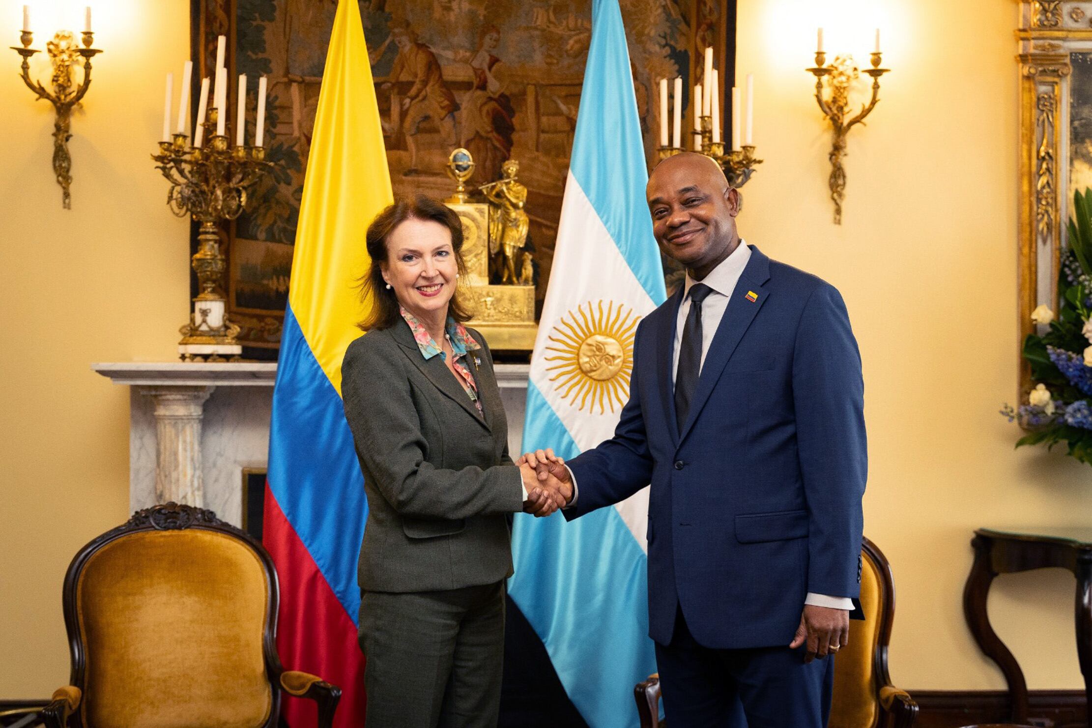 El canciller encargado de Colombia, Luis Gilberto Murillo, y su homóloga argentina, Diana Mondino. Foto: EFE/Cancillería