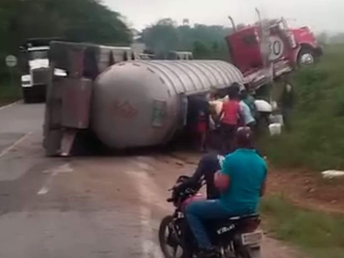 Tractomula cargada de gasolina se volcó en una vía del Magdalena y la comunidad la saqueó
