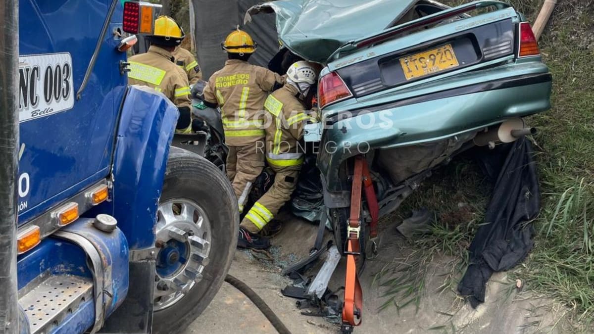 Una mujer muerta y otra herida por el choque de una volqueta y un automóvil en Rionegro