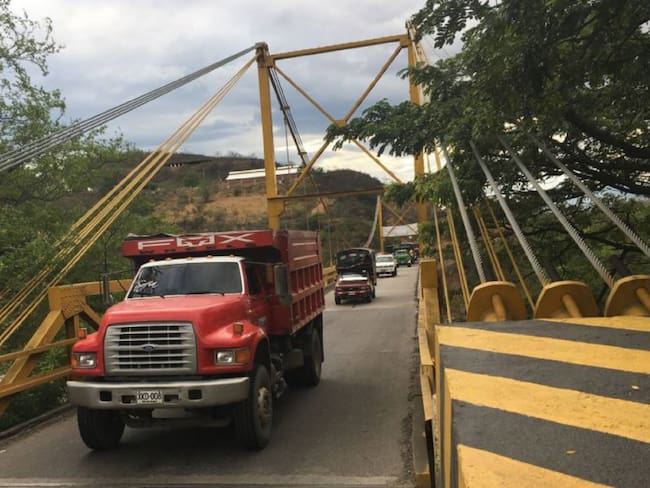 Gobierno compromete recursos para construir puente alterno en río Zulia