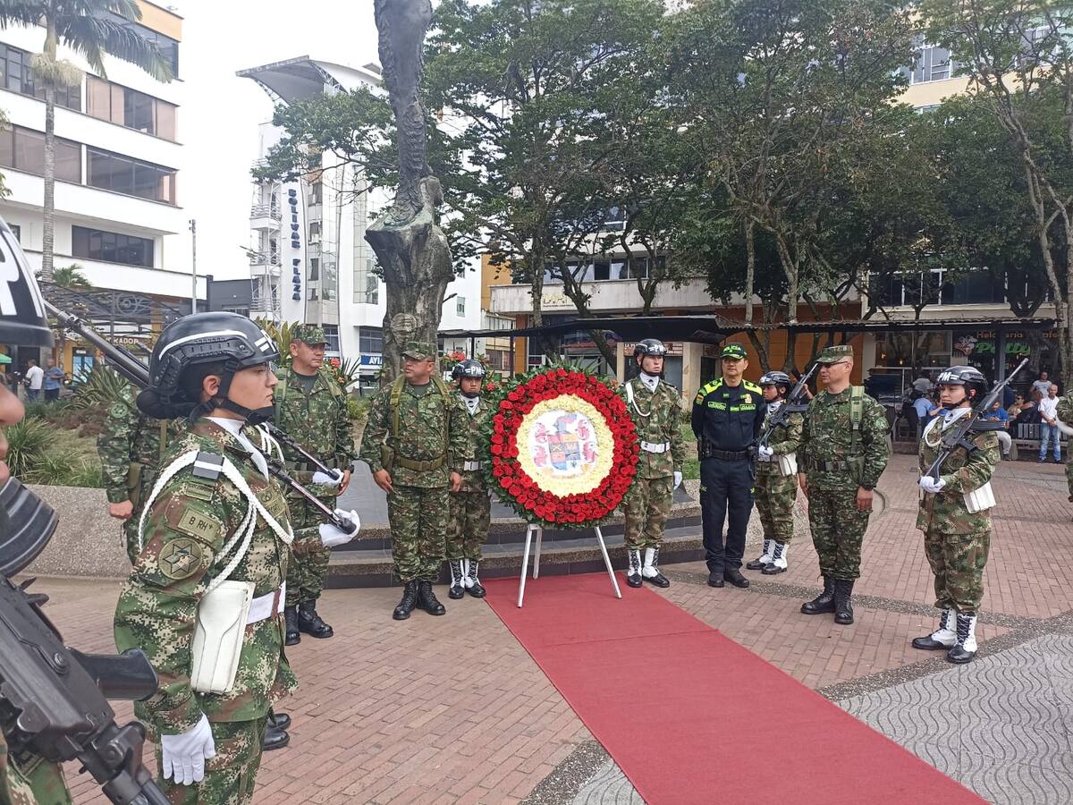 Con reconocimientos y ofrenda floral se conmemoraron los 213 años del Ejército en Armenia