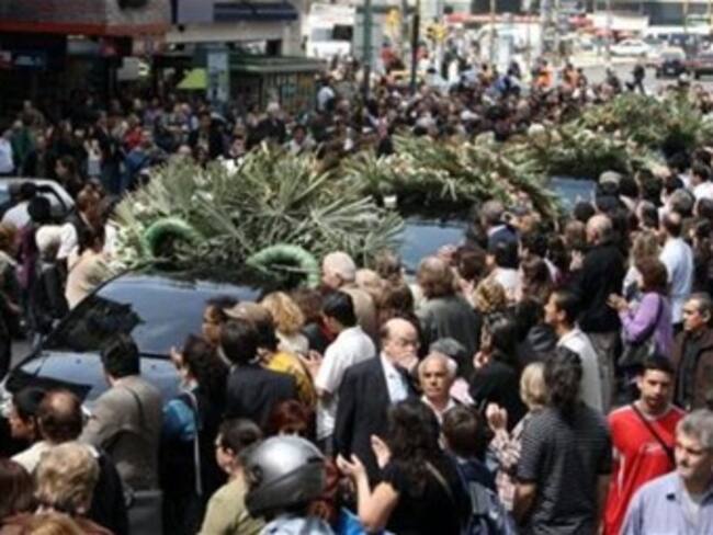 Una multitud despidió a Mercedes Sosa con lágrimas y canciones