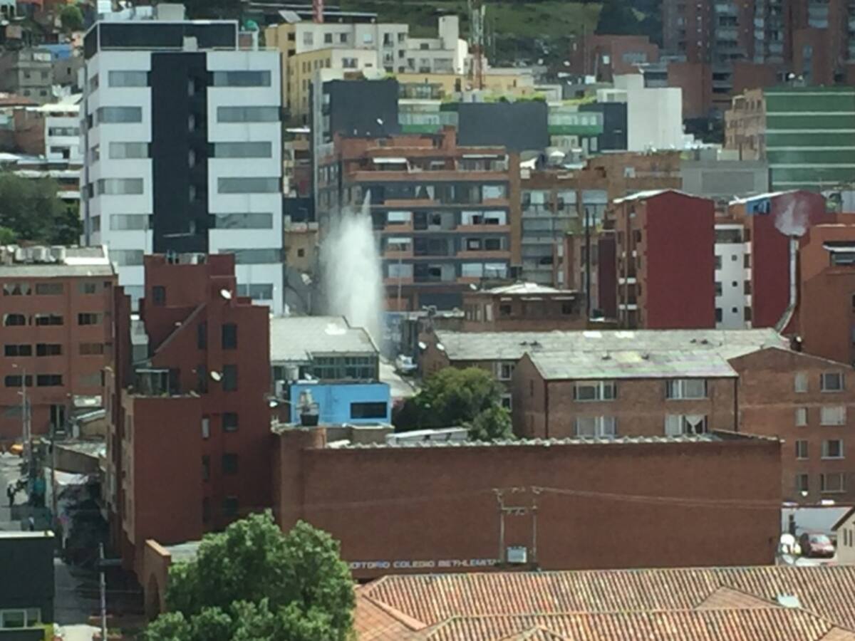 Enorme desperdicio de agua por daños en tubo del Acueducto en Bogotá