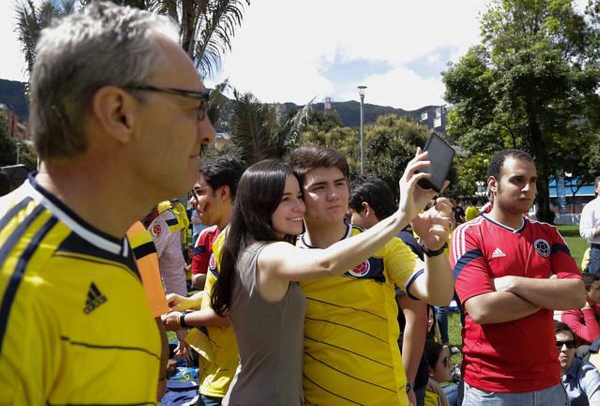 Millones de colombianos se acercan a las pantallas gigantes dispuestas en las principales ciudades del país.